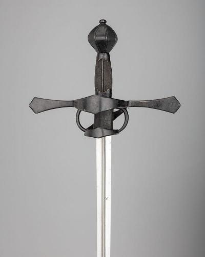 Short sword manages to cut sandwiches (5) - wordplays.com